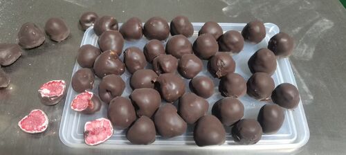 Client australien recommande 2 ensembles après un an d'essai : Notre enrobeuse offre un enrobage de chocolat à la framboise sans queue