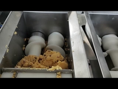 Des beignets avec une brosse à œufs et un plateau.